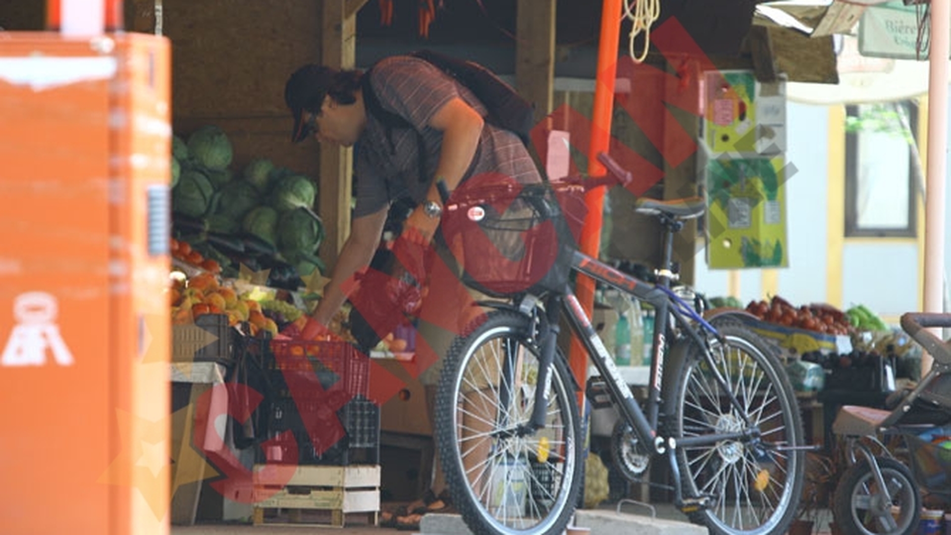 Adrian Cioroianu, la piata pe bicicleta