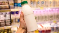 Lapte stricat, vândut în sute de magazine! Inspectorii ANPC au descopert nereguli șocante