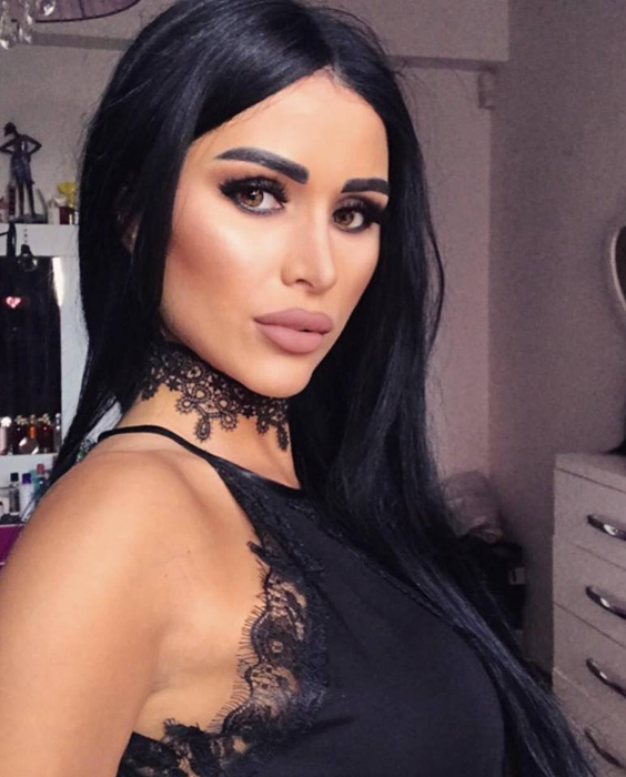 DANIELA CRUDU îşi sărbătoreşte ziua de naştere la malul mării. Sora brunetei i-a făcut cea mai frumoasă urare!