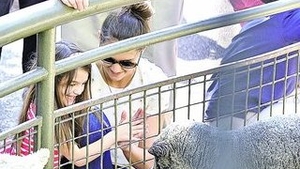 Ce face Katie Holmes cu fetita ei: "Sa te duca mama la oi!"