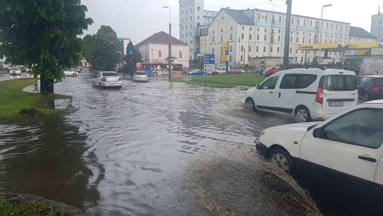 Inundații în Alba! O mașină a fost acoperită de ape