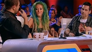 Mama unui concurent de la X Factor a fost distrusa de durere! S-a pus in genunchi si a inceput sa planga