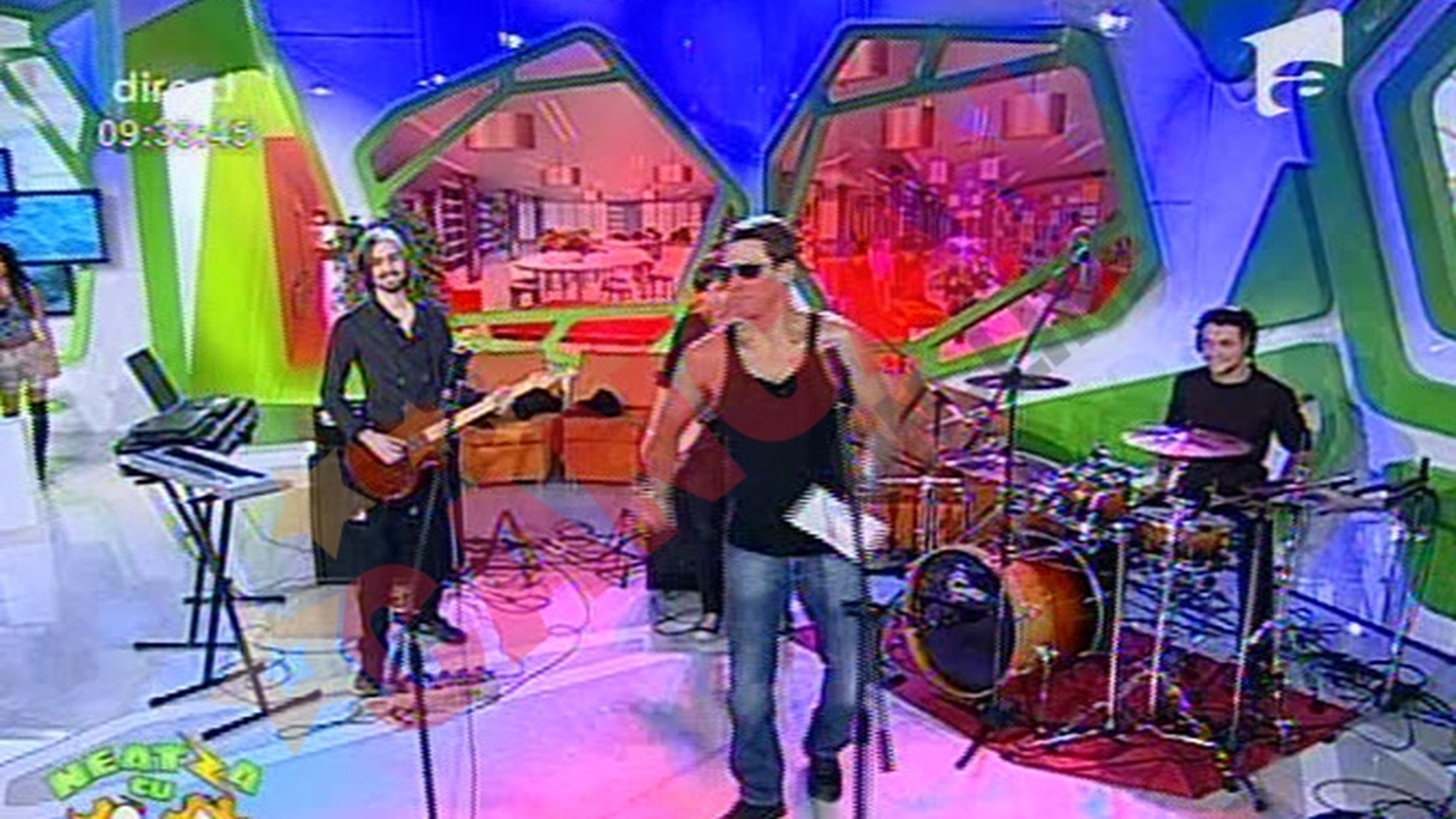 Mircea Badea chiar "s-a prostit" la batranete! A cantat rock la baston!