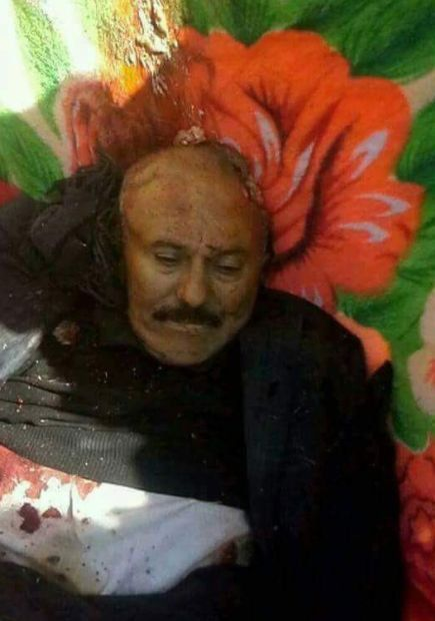 VIDEO / Şef de stat, executat de rebeli! Imagini şocante! I-au despicat capul!