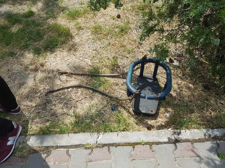 Stare de alertă în Călărași, după ce un copil a rămas captiv într-un leagăn! Misiunea pompierilor a fost una delicată