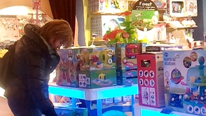 Prima doamna, printre jucarii! N-o sa-ti vina sa crezi ce a cumparat Maria Basescu din mall!