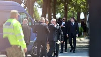 S-a dat pachet, dar cu ”frână”. Ce s-a împărțit la înmormântarea lui Ion Iliescu? Doar 20 de oficialități au primit