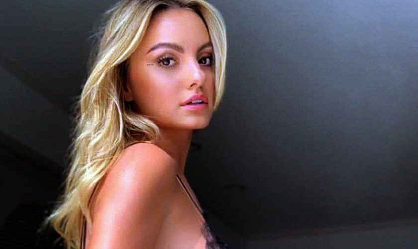 Alexandra Stan a încins atmosfera pe plajă! O altă ședință foto topless la malul mării face ravagii pe Internet