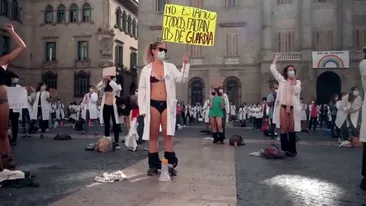 Protest inedit în Spania. Medicii rezidenți din Barcelona s-au dezbrăcat în plină stradă. Sunt la capătul puterilor