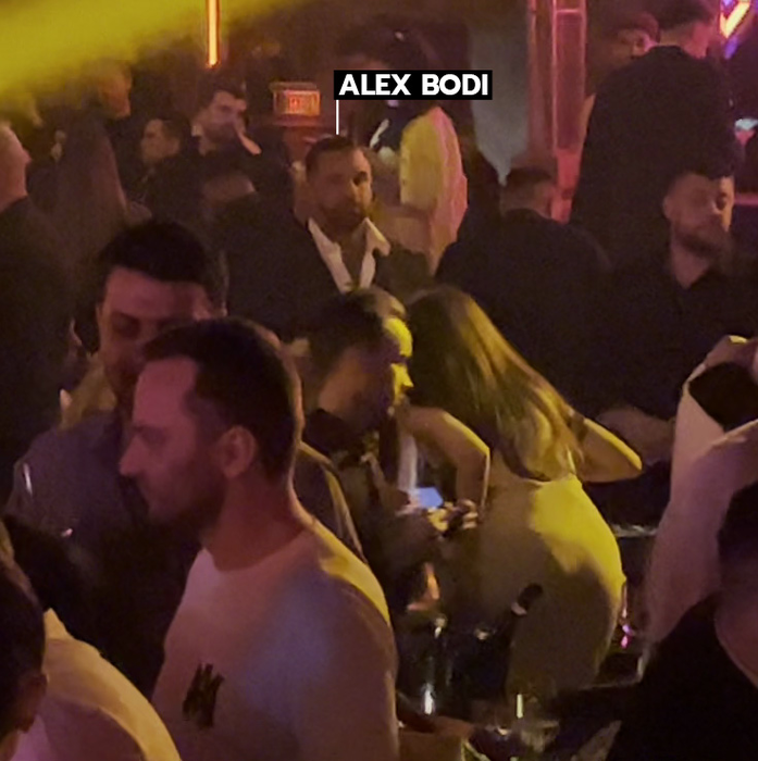 Alex Bodi se uită atent prin club (Foto: CANCAN.RO)