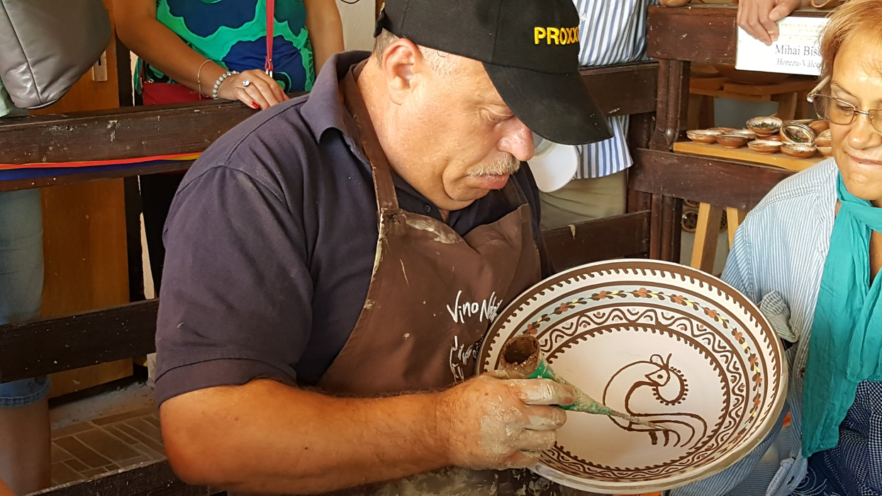 Meșterul olar Mihai Bîscu, unul dintre cei mai pricepuți creatori de ceramică