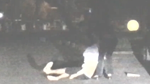 Imagini demne de filmele de comedie! Un tânăr mort de beat, filmat în timp ce zăcea lat în mijlocul străzii