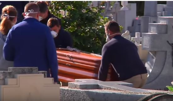 Ți se face pielea de găină! Cum arată o înmormântare pe vreme de pandemie COVID-19
