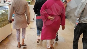 Cei care se aflau în centrul comercial s-au frecat la ochi. Cum şi-au făcut apariţia în mall aceste bucureştence