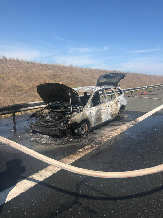 O mașină a luat foc pe Autostrada Soarelui. Pompierii au intervenit de urgență