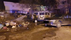 Alarmă la Pitești. Au dat foc unor gunoaie, numai că au incendiat și o mașină din parcare