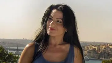 Timidă, cu pampoane si cu uniformă de scolărită! Ai idee cine e copila inocentă din imagine? Acum e o solista apreciată