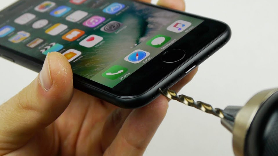 Nu încercaţi asta acasă! Acest tânăr a găurit un iPhone 7 cu bormaşina dintr-un motiv incredibil, iar toată lumea a început să facă îi urmeze „sfatul“