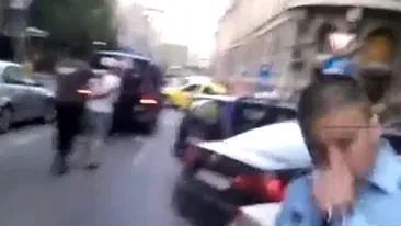 Video tulburator! Politist snopit in bataie de doi smecheri in mijlocul Bucurestiului - Vezi cum l-au atacat! Reactia trecatorilor: filmau cu telefonul