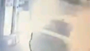 VIDEO Gestul emotionat al unui barbat care a riscat totul pentu sotia sa! A sarit in flacari ca sa o salveze!