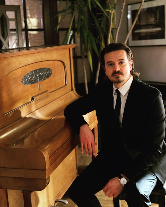 Mihai Petre: "Dacă ai juca un rol 100%, eu cred că aș merita un Oscar, mi-au ieșit destul de bine «rolurile» astea. Deci nu, cred că e o combinație între personalitatea mea, poziția în care sunt, nișa pe care o jurizez" (Foto: Instagram)