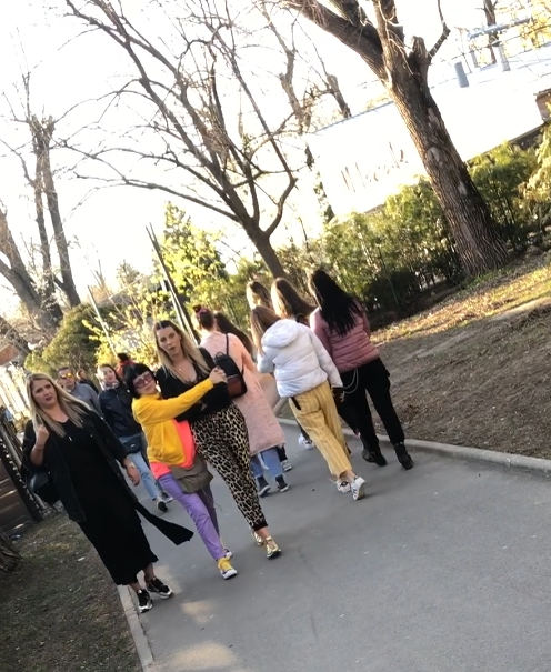 Neti Sandu, alături de nepoata sa și de o altă prietenă