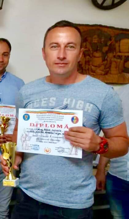El este pompierul-șahist care câștigă premii de bandă rulantă