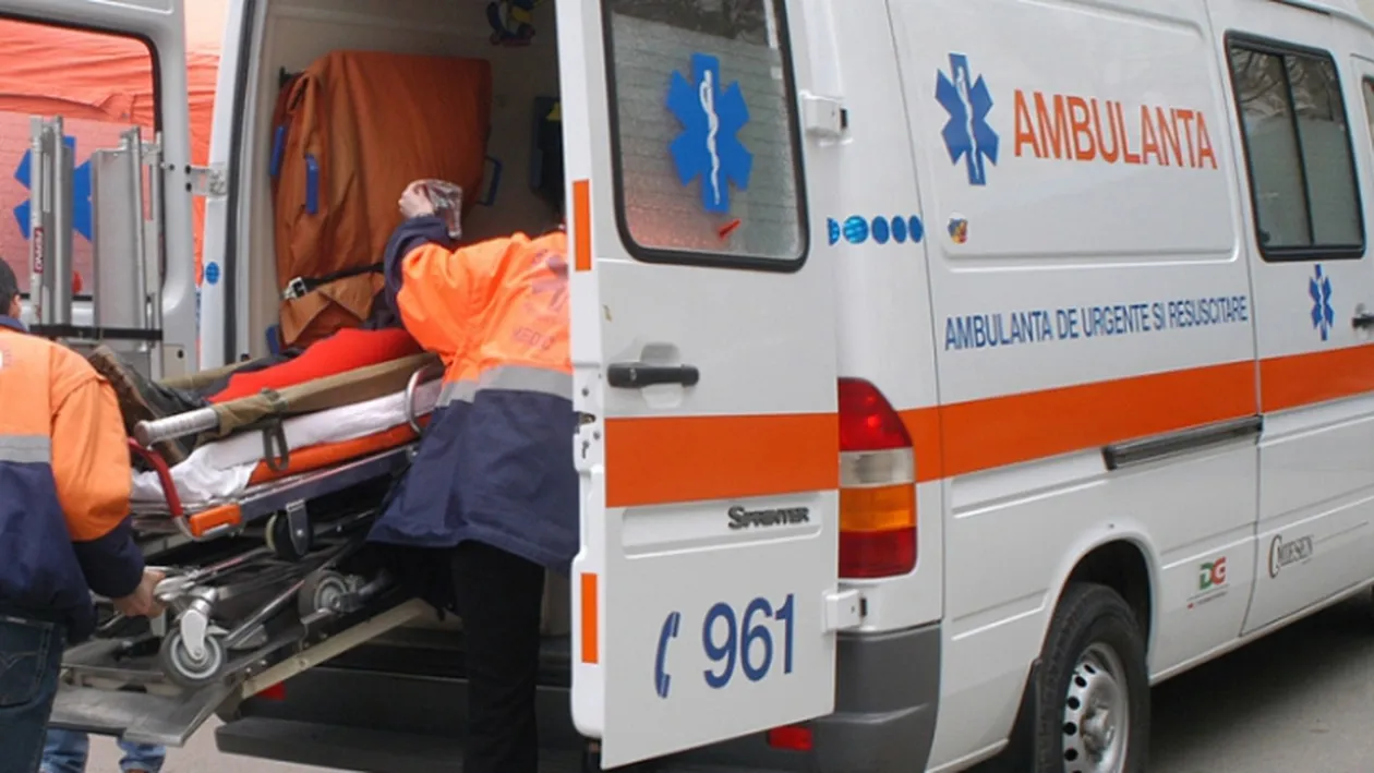 O ambulanță care transporta o fetiță operată pe cord, implicată în accident la Vaslui
