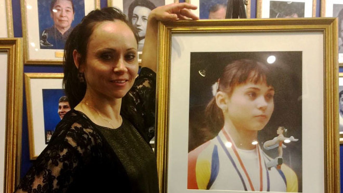 FOTO! O mare gimnastă din România a pozat complet dezbrăcată într-o revistă pentru bărbaţi