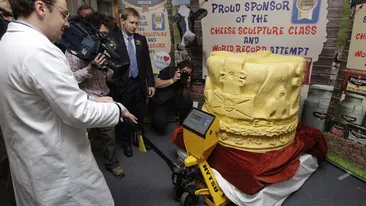 A facut o coroana din jumatate de tona de branza