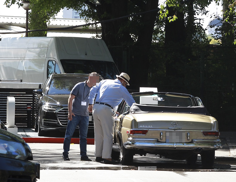 ”Tăticul McDonald’s și City Grill”, conduce un Mercedes  280 SE de peste 100.000 de euro