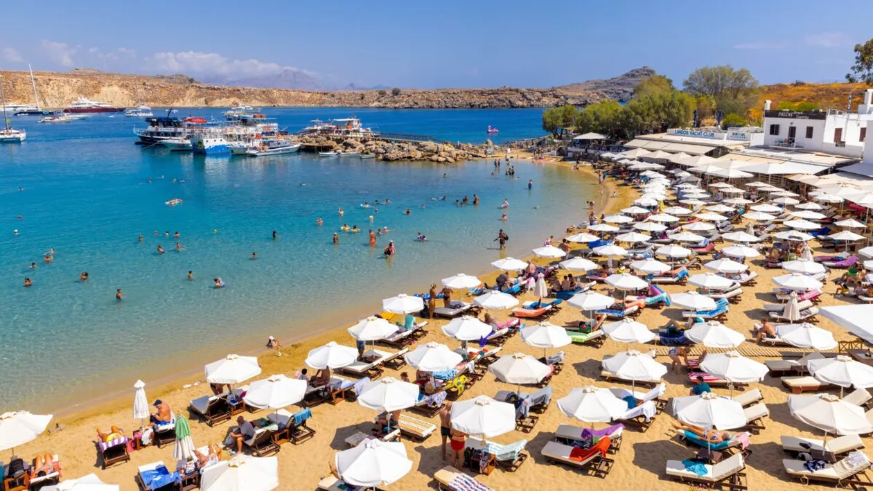 Schimbare majoră într-o destinație preferată de români. Dispar șezlongurile de pe sute de plaje