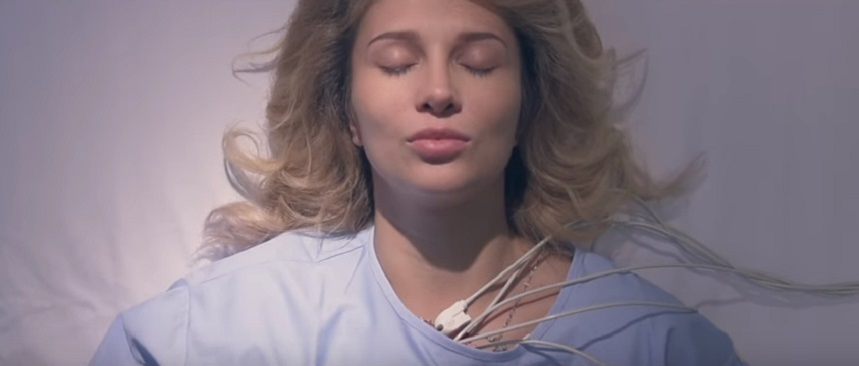 Lora, complet goală, purtând doar o pereche de pantofi cu toc cui. A ”scăpat” imaginea pe internet și a făcut valuri!