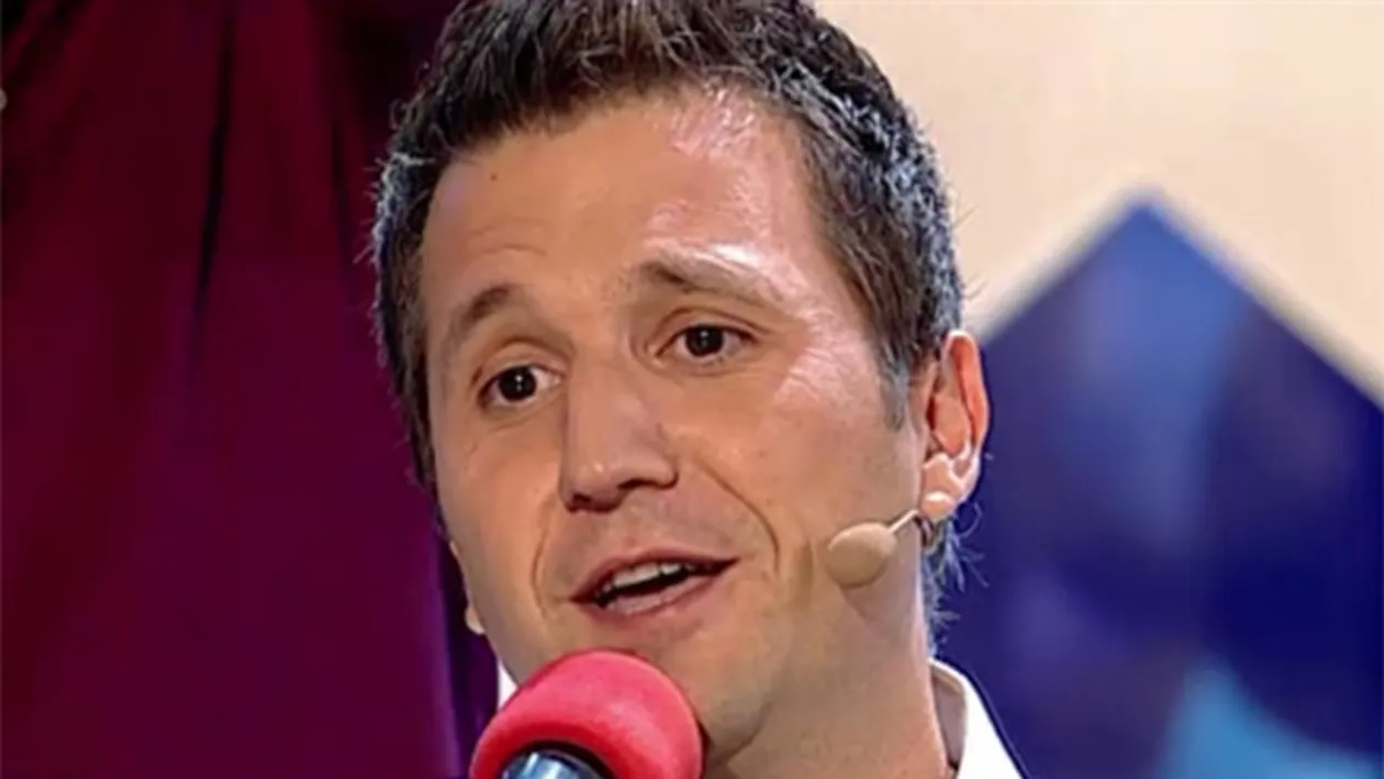 Andi are talent! Juratul si-a uitat rolul de la Romanii au Talent si a urcat pe scena! Vezi ce piesa a interpretat