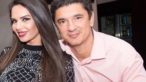 Aproape că nici n-o mai recunoşti! Iubita lui LUIS LAZARUS a apărut într-o rochie c-un decolteu generos