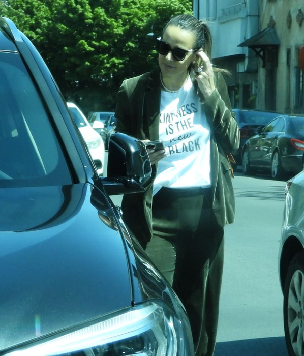 Andreea Raicu se pregătește să intre în mașină, dar are o "urgență" (Foto: CANCAN.RO)