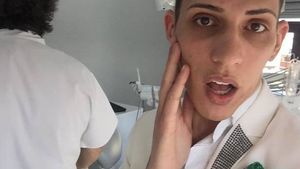 Ce cadouri primește un român gay, pentru 6 nopți de amor, de la un preot de 80 de ani cu care s-a căsătorit