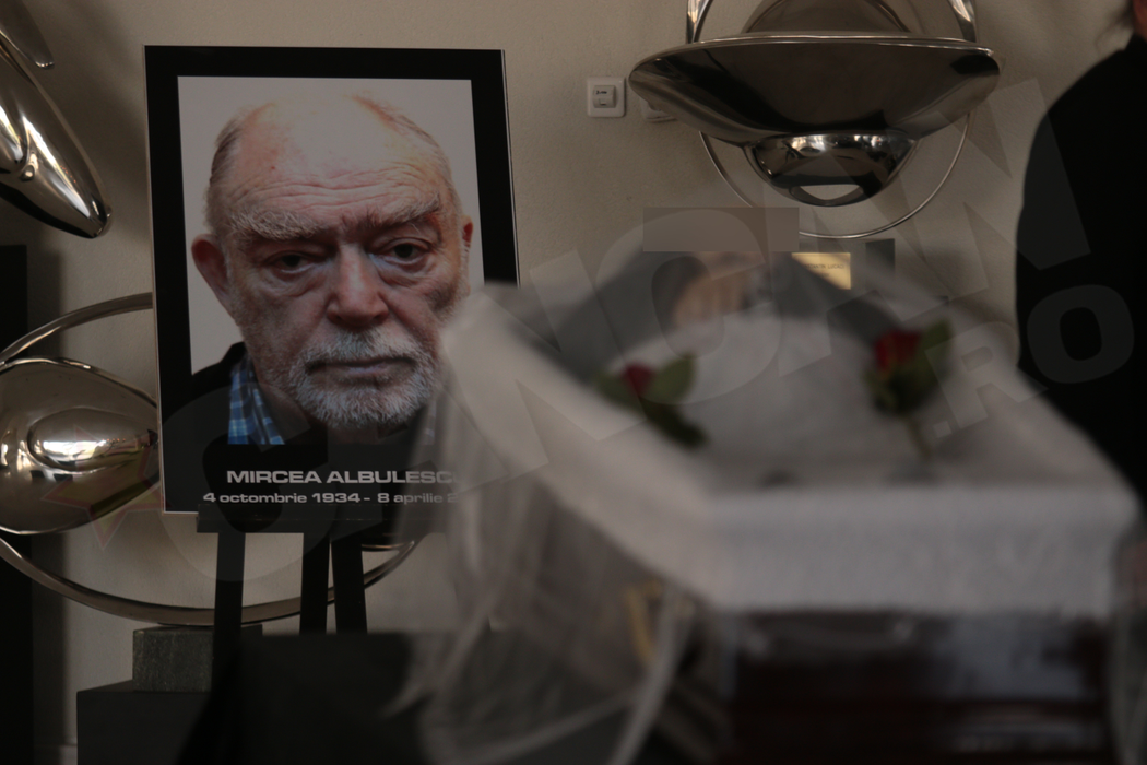 Imaginile durerii de la priveghiul maestrului MIRCEA ALBULESCU! Fiul şi nora actorului nu-şi pot stăpâni lacrimile