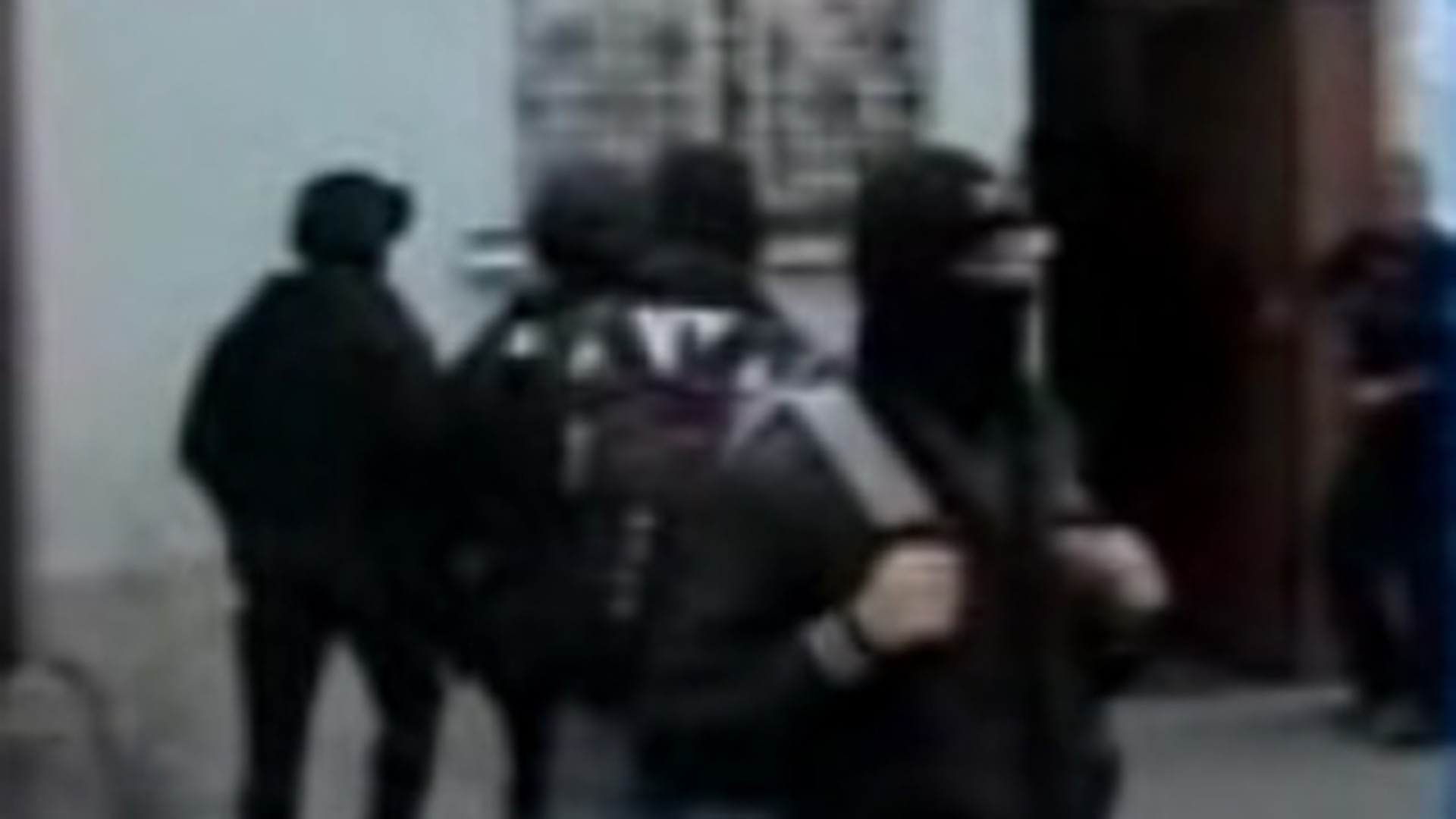 VIDEO Grupare de trafic de droguri ce functiona dupa principiile unei structuri paramilitare, destructurata de procurorii DIICOT