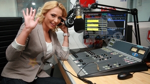 Iulia Vantur s-a apucat de cantat! Interpreteaza o melodie a lui Holograf!