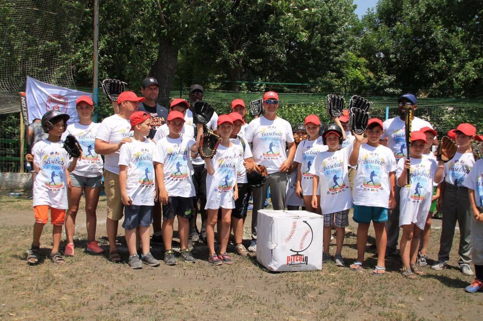 Copiii au învăţat secretele baseball-ului chiar de la foste vedete ale acestui sport american