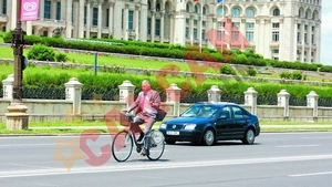 Borbely calca banda continua cu bicicleta