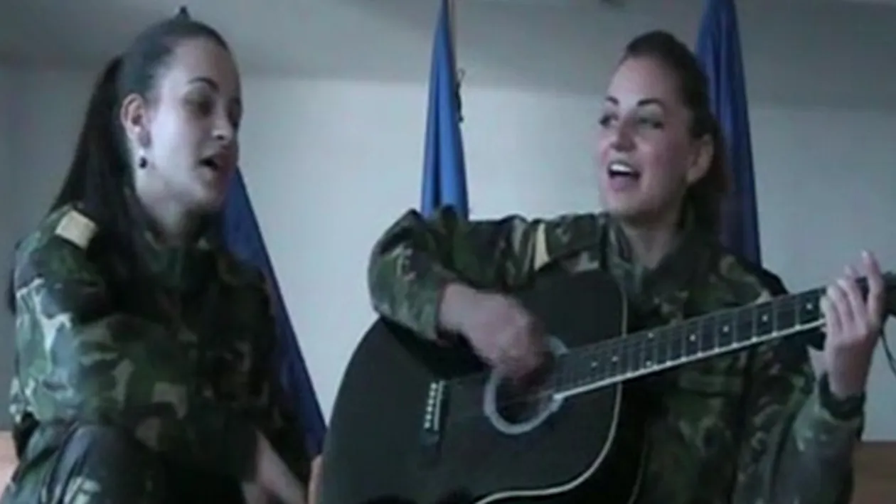 Armata fetelor frumoase si talentate! Uite cat de frumos canta aceste doua tinere romance imbracate in uniforma!