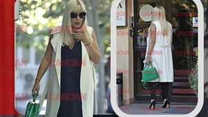 Elena Udrea, apariție-spectacol cu o geantă exotică Louis Vuitton! După 3 ani jumătate la Târgșor, fosta politiciană a reintrat în joc şi…