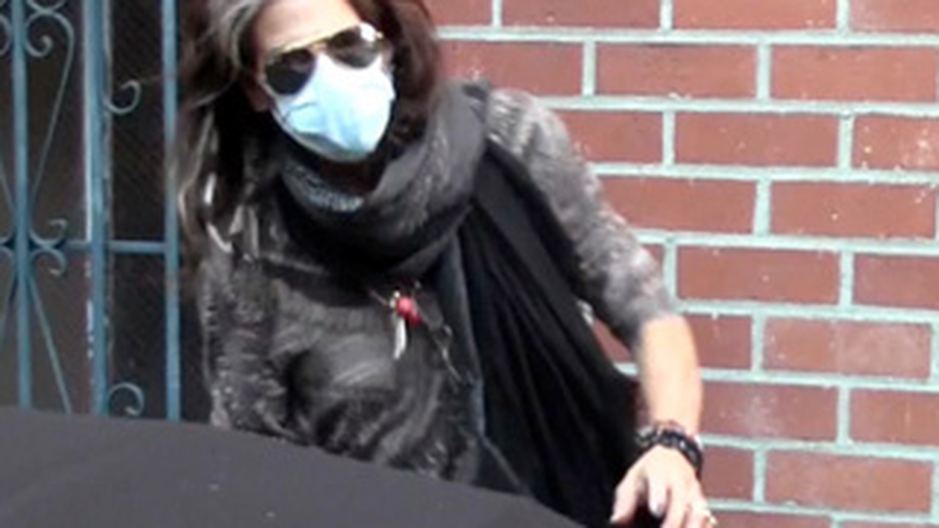 Steven Tyler adopta moda Michael Jackson! Afla de ce poarta masca de protectie in plina zi!