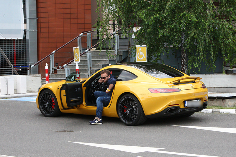 Ovidiu Onosă coboară din Mercedes
