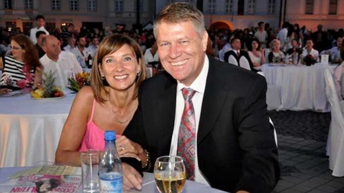 Cea mai hilara cerere de divort din Romania: "Klaus Iohannis sa divorteze, daca altfel nu iese de sub papucul sotiei"