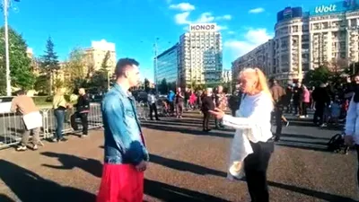 Primul incident la mitingul pro-Bolojan. Un bărbat în fustă, gonit de ceilalți manifestanți: Pleacă de aici! Aici sunt oameni normali