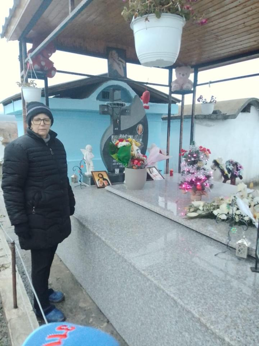 Mama Denisei Răducu, la mormântul fiicei sale. Imaginile durerii în ziua în care artista ar fi împlinit 32 de ani