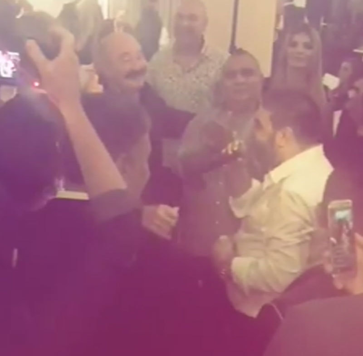 Nuţu Cămătaru dă dedicaţii în faţa lui Florin Salam